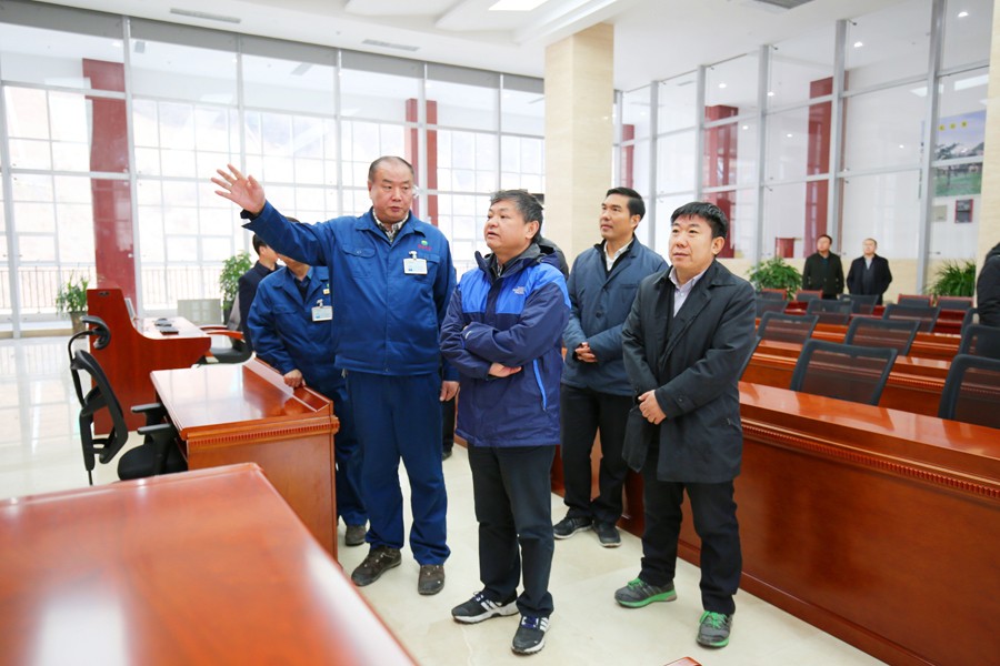 9-2016年12月，生態(tài)環(huán)境部部長(zhǎng)黃潤(rùn)秋（時(shí)任環(huán)境保護(hù)部副部長(zhǎng)）蒞臨金徽股份視察工作，對(duì)金徽股份 的環(huán)境保護(hù)工作給充分肯定。.jpg